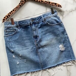 Melrose & Market Medium Washed Distressed Raw Hem Denim Mini Skirt Size 29